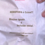 Indignado com homofobia, padeiro divulga mensagens em sacos de pão